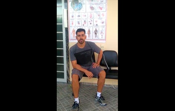 Homem sentado em um banco